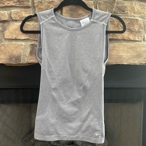 Nike sleeveless gray workout top. Size Medium - Picture 1 of 9